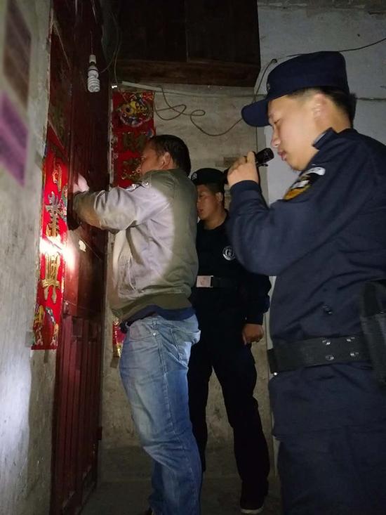 钱相乡粗心妈妈误将幼女锁家中 