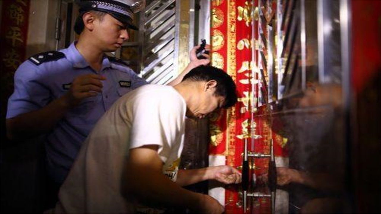 钱相乡请开锁师傅开了锁后，师傅
